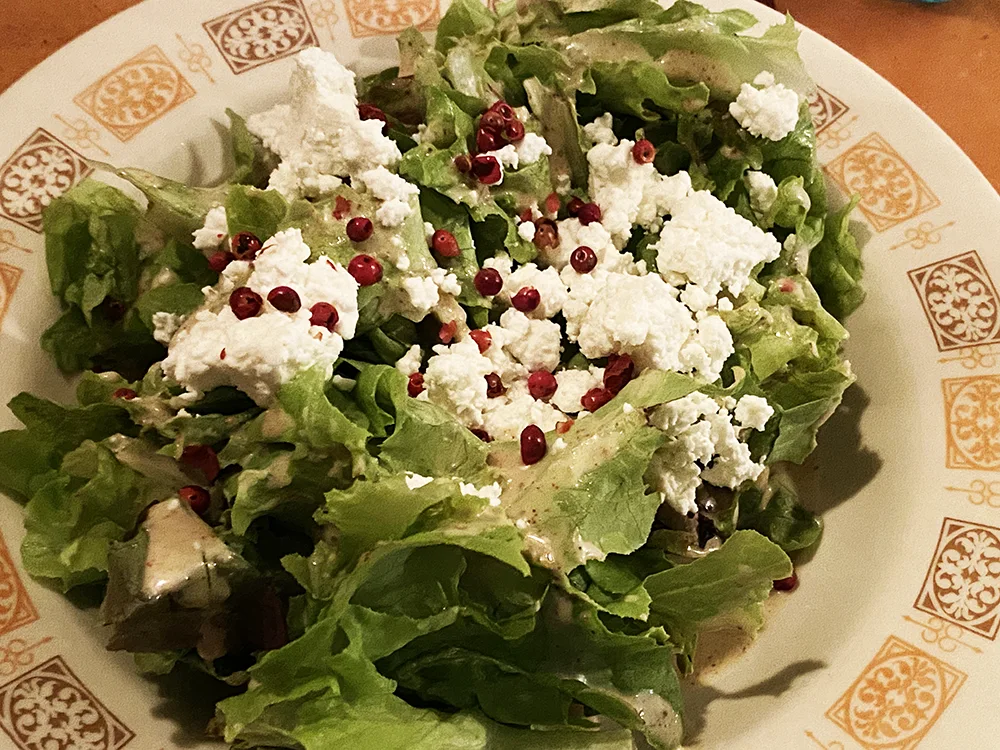 Fresh salad with goat cheese and red peppercorns