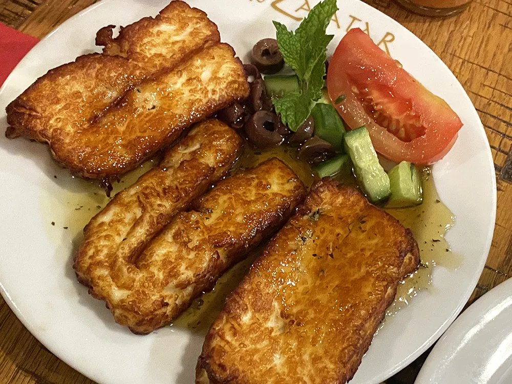 Halloum Mekli, fried cheese